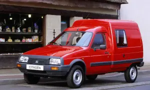Czerwony Citroen C15, dostawczy klasyk, parkuje przed sklepem z pamiątkami.