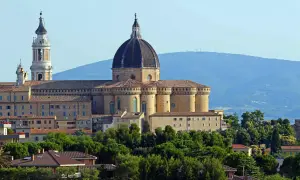 Basilica della Santa Casa a Loreto, vicino Ancona, con la sua imponente cupola e campanile, circondata da verde.