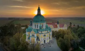 Majestatyczna bazylika na Świętej Górze w złotych promieniach zachodzącego słońca.
