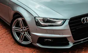 Srebrne Audi z nowoczesnymi światłami, idealne do nocnej jazdy. Co lepsze ksenon czy biksenon? To pytanie dla właściciela.
