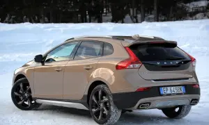 Brązowe Volvo V40 Cross Country na śniegu. Wiele osób szuka **volvo v40 opinie** przed zakupem, a ten model wygląda świetnie w zimowej scenerii.