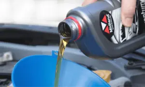 Häller ny olja, 5W-30, i bilen. Vilken olja till min bil är en viktig fråga för bilens hälsa.