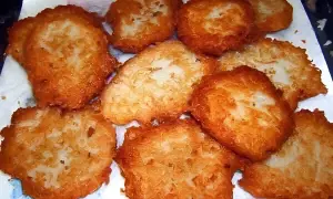Tortel di patate dorati e croccanti, un classico della cucina casalinga, pronti per essere gustati.