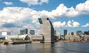 Das Edvard Munch Museum Oslo ragt mit seiner markanten Architektur aus der Skyline.