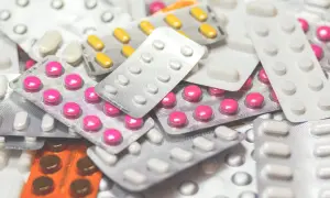 Mnóstwo opakowań tabletek, różowych, żółtych i białych. Niektóre leki mogą pozostawić gorzki smak w ustach.