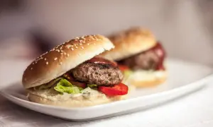 Idealny burger wołowy w domu? Przepis Wojciecha Kubiaka!