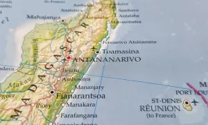 Mapa Madagaskaru z zaznaczonymi miastami, w tym Antananarywo. Widoczne symbole lotnisk sugerują możliwości madagaskar loty.