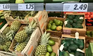 Ananasy, mango i awokado na sprzedaż. Ceny owoców mogą pomóc oszacować, ile kosztuje obiad na Malcie.