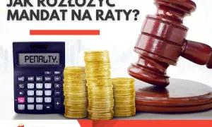 Młotek sędziowski, stos monet i kalkulator z napisem "PENALTY".