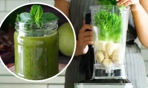Zielony koktajl z selera, banana i sałaty w blenderze, gotowy do zmiksowania.