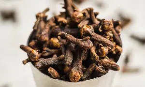 Garść goździków, naturalny sposób na ból zęba. Te aromatyczne przyprawy od wieków pomagają złagodzić cierpienie.
