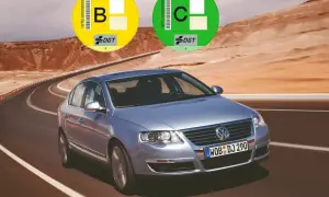 Un coche plateado en una carretera desértica con pegatinas DGT. Averigua como saber si mi coche es Euro 6.