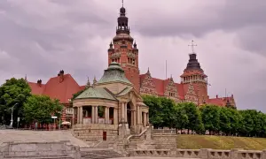 Majestatyczne budowle w Szczecinie, Stare Miasto, z charakterystycznymi wieżami i zielenią.