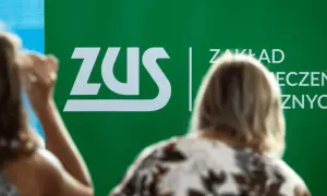 Ludzie przed zielonym banerem ZUS. Dyskusja o składce zdrowotnej 2026.