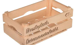 Drewniana skrzynka na 18 urodziny z wyciętymi napisami "Niezbędnik" i "Osiemnastolatki" oraz motywem ust.