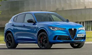 Niebieskie Alfa Romeo Stelvio z czarnymi felgami i czerwonymi zaciskami hamulcowymi. Sprawdź aktualną alfa romeo stelvio cena.