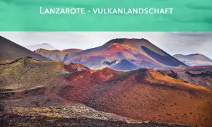 Lanzarote Vulkanlandschaft: Ein Traumziel für Backpacking im Oktober. Die roten und braunen Hügel erstrecken sich bis zum Horizont.