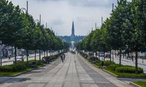 Aleja w Częstochowie, idealna na spacer z dziećmi, prowadzi do Jasnej Góry.