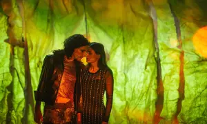 Para kochanków w teatralnej scenografii inspirowanej światem Brunona Schulza.