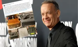 Tom Hanks, znany aktor, kolekcjonuje stare maszyny do pisania. Na zdjęciu widać jego najnowszą zdobycz – maszynę Olympia SM-4, którą sam naprawia.