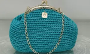 Borsa pasticcino uncinetto turchese con catena dorata e chiusura a scatto. Un'idea per un tutorial fai da te.