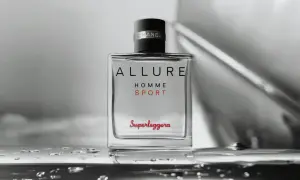 Flakon Chanel Allure Homme Sport z kroplami wody. Zapach dla mężczyzn, który podkreśla dynamikę i elegancję.