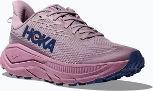Różowe buty do biegania Hoka z granatowym logo. Idealne dla kobiet, które szukają komfortu i wsparcia w swoim rankingu obuwia sportowego.