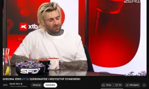 Quebonafide w programie "Godzina Zero" z Krzysztofem Stanowskim. Widać jego charakterystyczny styl i tatuaże. Rozmowa o jego karierze i wzroście popularności.