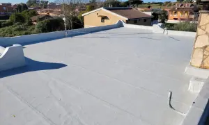 Tetto piano con impermeabilizzazione su guaina ardesiata, protetto da intemperie e sole.