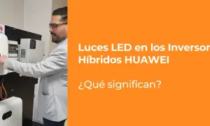 Hombre interactuando con un inversor híbrido HUAWEI, mostrando las luces LED.