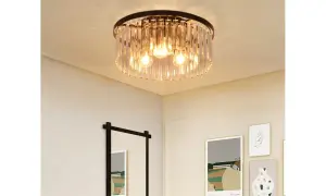 Eleganckie lampy sufitowe do sypialni inspiracje: kryształowy żyrandol rozświetla wnętrze, dodając blasku.