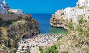 Piękna plaża w Polignano a Mare, idealne miejsce na relaks po podróży z Bari.