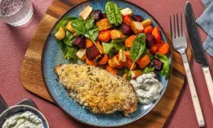 Panerad fisk med ugnsrostade rotfrukter och en fräsch sallad. Perfekt mat utan kolhydrater för en hälsosam måltid.