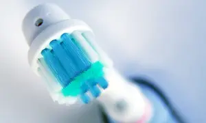 Jaką szczoteczkę elektryczną wybrać, aby uniknąć problemów z zębami?
