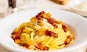 Ein Teller mit authentischer Spaghetti Carbonara, garniert mit knusprigem Guanciale und Pecorino. Ein wahrer Genuss der italienischen Küche.