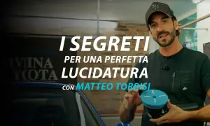 Matteo Torrisi mostra i segreti per una perfetta lucidatura auto professionale, tenendo in mano un tampone lucidante.