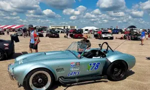 Błękitny Shelby Cobra z numerem 178 na torze wyścigowym, gotowy do startu.
