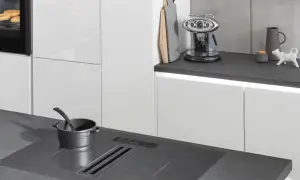 Encimeras porcelánicas modernas en cocina minimalista. Variedad de tipos de encimeras porcelanicas, con cafetera y horno.