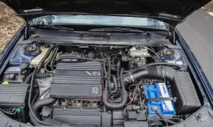 Silnik V6 wolnossący w samochodzie Peugeot. Widać akumulator Varta i elementy układu dolotowego.
