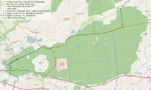 Mapa Puszczy Niepołomickiej z zaznaczonymi trasami rowerowymi, w tym Bursztynowym Szlakiem Greenways.