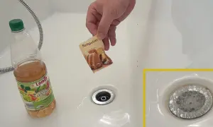 Hilfe bei verstopftem Waschbecken: Backpulver und Essig werden in den Abfluss gegeben, um die Verstopfung zu lösen.