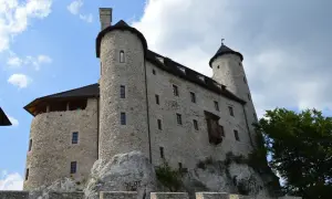 Kamienny zamek na skale, jedna z głównych atrakcji Bobolic, z wieżami i murami obronnymi.