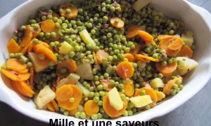 Jardinière de légumes colorée, avec des petits pois, des rondelles de carottes et des morceaux de pommes de terre, prête à être dégustée.