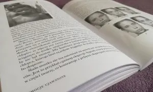 Paul Ekman: Emocje ujawnione. Książka z analizą wyrazów twarzy, porównująca zdjęcia dzieci i dorosłych, badająca subtelne sygnały emocji.