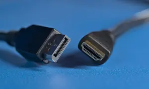 Złącza DisplayPort vs HDMI. Dwa kable, jeden z wtyczką DisplayPort, drugi z HDMI, gotowe do połączenia.