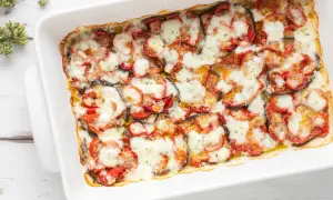 Melanzane al forno con pomodoro e mozzarella filante, un piatto che dimostra i **100 modi per cucinare le melanzane**.