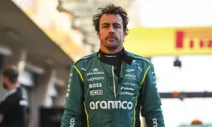 Fernando Alonso, piloto de F1, con su traje verde de Aston Martin.