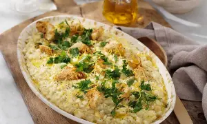 Krämig citronrisotto med kycklingbitar och färsk persilja. En härlig rätt som doftar sommar.