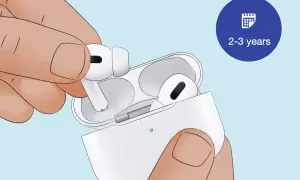 Dłoń wkłada słuchawkę AirPods do etui. Wskazówka: jak zresetować AirPods po 2-3 latach użytkowania.
