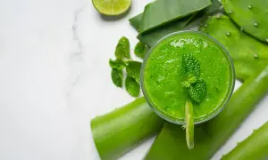 Zielony koktajl z aloesem, miętą i limonką. Aloes na co pomaga? Na zdrowie i urodę!